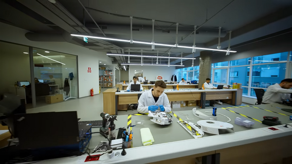 Roborock robot süpürge teknik servisinde onarım yapan uzman teknisyen